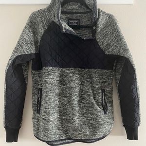 Gray/black asymmetrical button fleece w/pockets